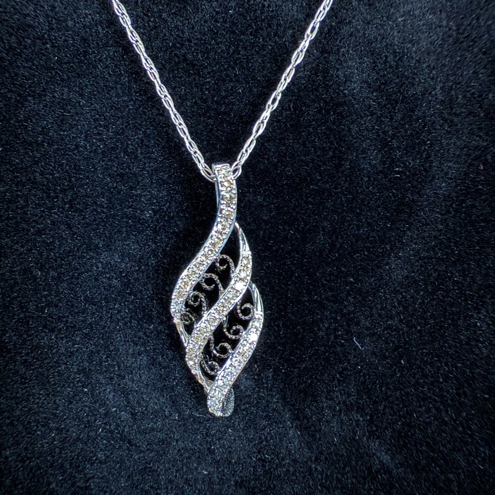 Elegant Silver Pendant Necklace